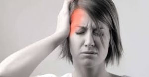 Mujer con dolor de migraña