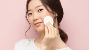 Chica coreana limpiando su cara