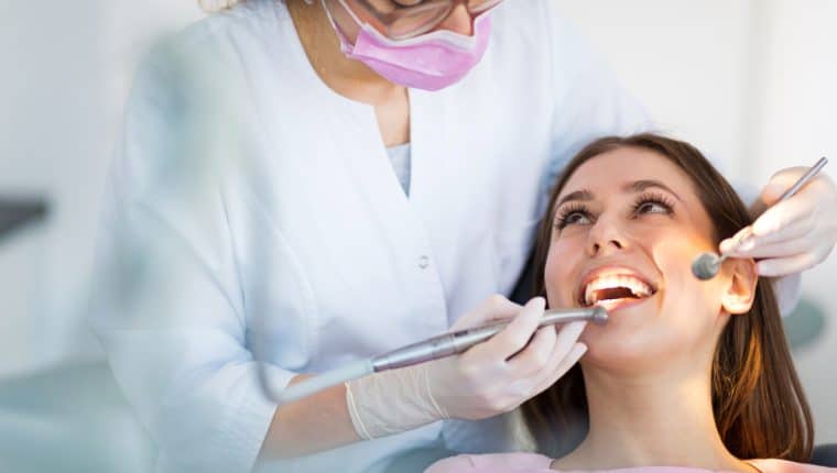 Dentista revisando dientes y encias