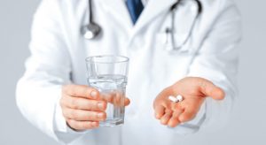 Doctor recetando aspirina de aurax