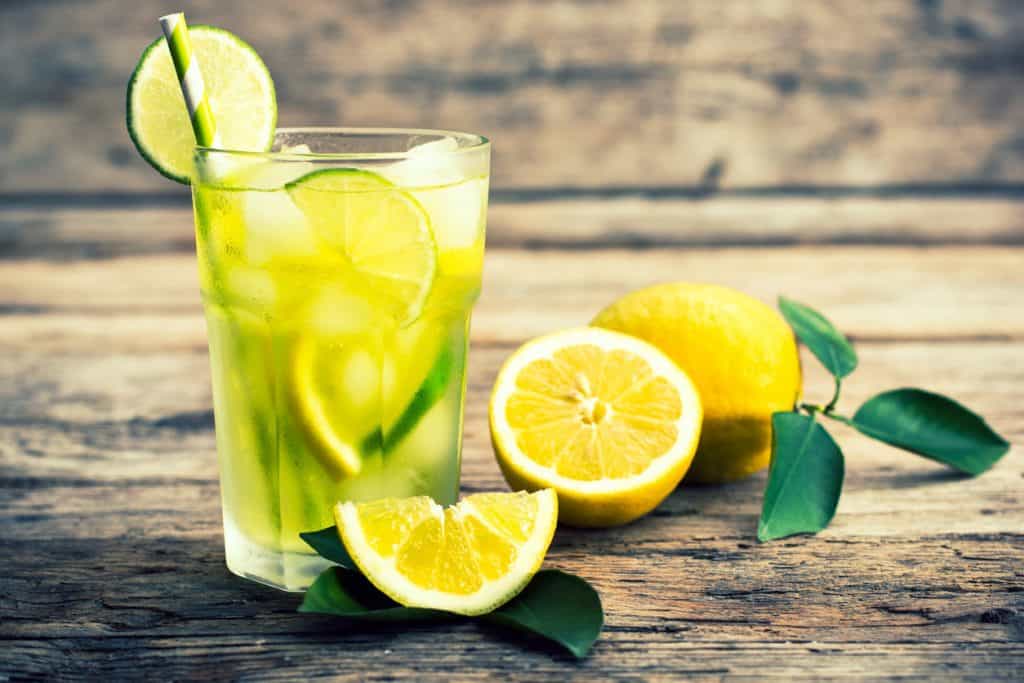 vaso de limonada y limones